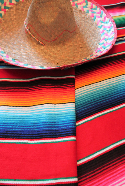 Messico tradizionale cinco de mayo tappeto poncho fiesta sfondo con strisce copia spazio - Foto, immagini