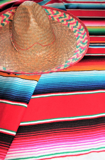Σομπρέρο Μεξικό μεξικανική παραδοσιακή cinco de mayo κουβέρτα πόντσο fiesta φόντο με ρίγες  - Φωτογραφία, εικόνα