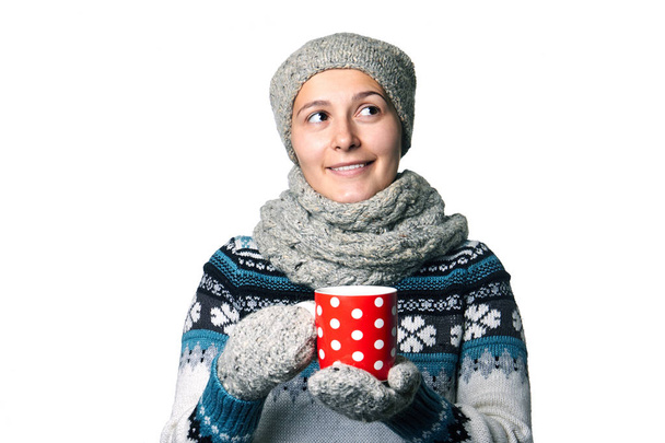 手にカップを持つ美しい少女冬の白い背景、copyspace の肖像画 - 写真・画像
