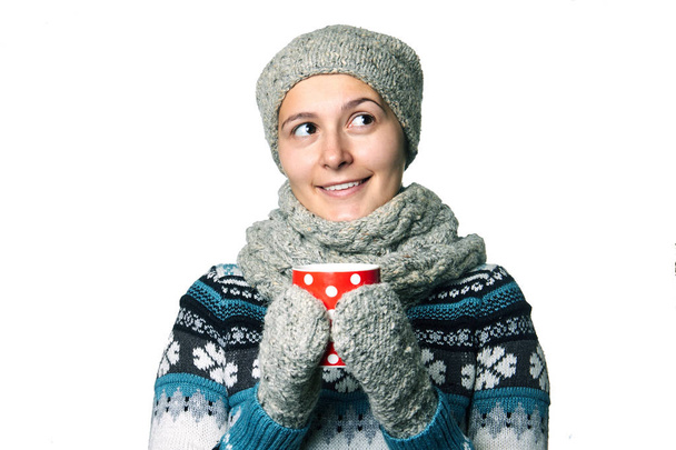 joven hermosa chica con una taza en las manos retrato de invierno sobre fondo blanco, copyspace
 - Foto, Imagen