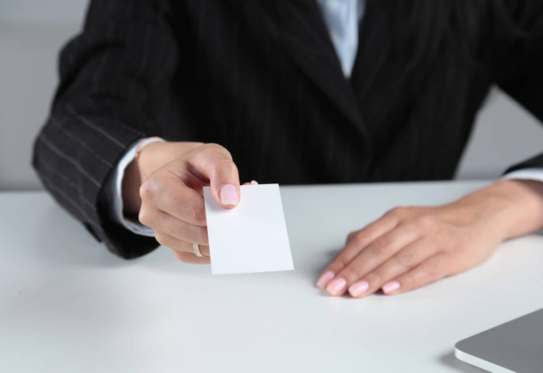 Woman Hand showing a blank business card - Фото, зображення