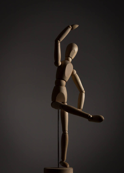 The wooden figure of a man - Foto, afbeelding