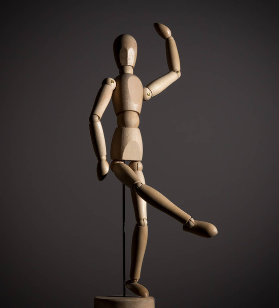 The wooden figure of a man - 写真・画像