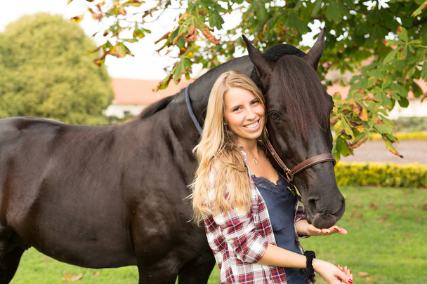 Młoda piękna kobieta z koniem - Zdjęcie, obraz