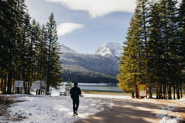 turista homem viajar para montanhas nevadas fundo
 - Foto, Imagem
