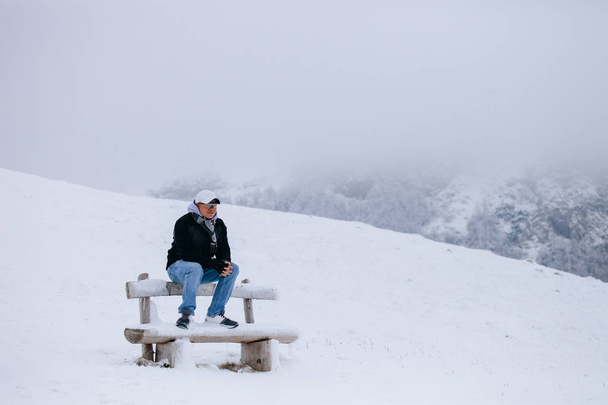 turisti mies matkustaa lumiset vuoret tausta
 - Valokuva, kuva
