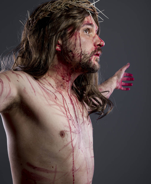 jesus with the crown of thorns and blood on his body - Foto, immagini