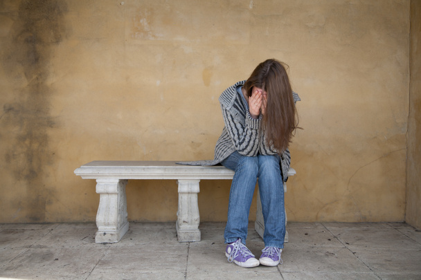 Donna sola che piange sulla panchina
 - Foto, immagini