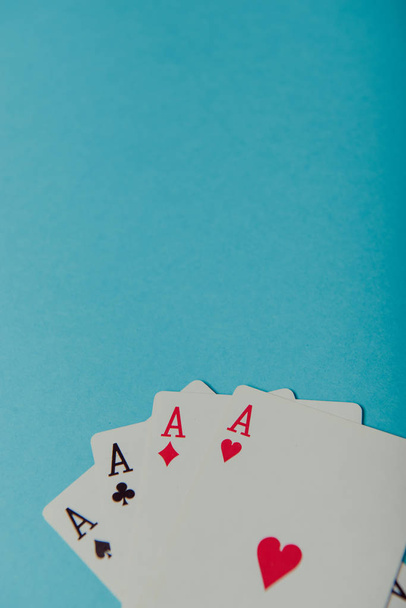 Voittava pokerikäsi neljä ässää pelaa korttia
 - Valokuva, kuva