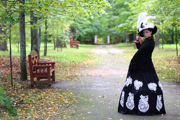 dívka osmnáctého století šaty v parku - Fotografie, Obrázek