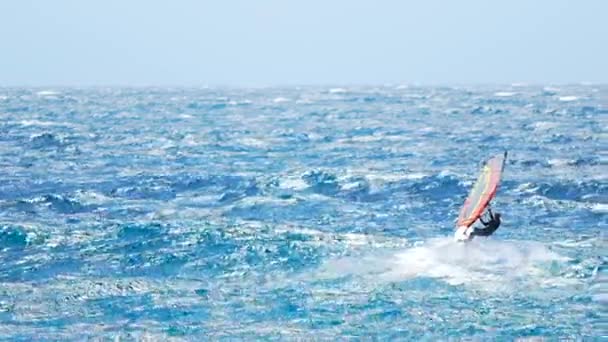 qualifizierter Mann Windsurfen im Meer, gesunder Lebensstil, Hobby, schöne Aussicht - Filmmaterial, Video