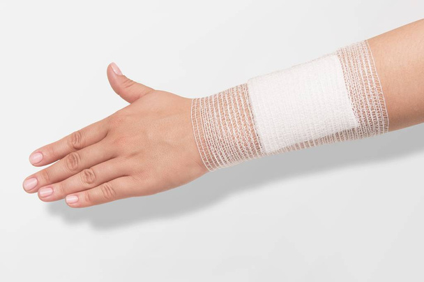  bandage élastique sur l'avant-bras
 - Photo, image