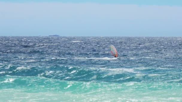 starker Windsurfer, der im Sommer auf den Wellen segelt, aktiver, gesunder Lebensstil, Slow-up - Filmmaterial, Video