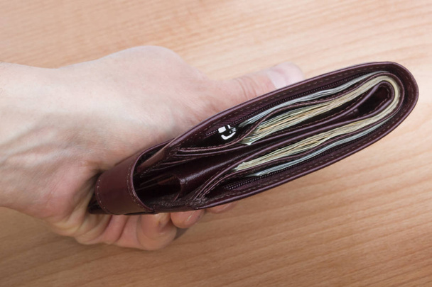 πορτοφόλι με τα χρήματα στο χέρι - Φωτογραφία, εικόνα