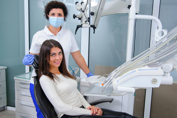Dentista en una clínica dental
 - Foto, Imagen