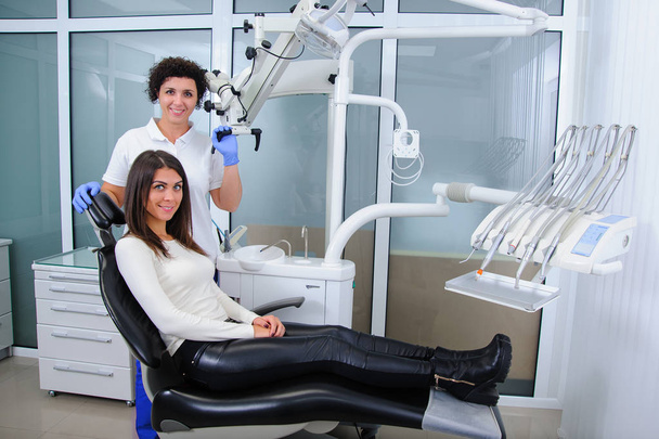 Dentista en una clínica dental
 - Foto, Imagen