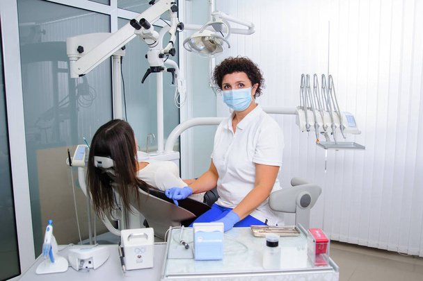 Dentista en una clínica dental
 - Foto, imagen