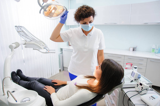Dentista en una clínica dental
 - Foto, imagen