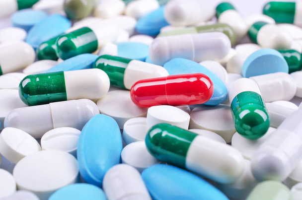 Много красочных таблеток и капсул
 - Фото, изображение