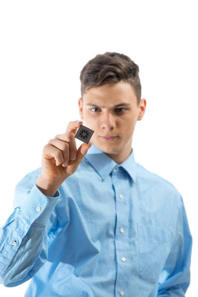 Adolescente olhando para um micro chip isolado no fundo branco
 - Foto, Imagem