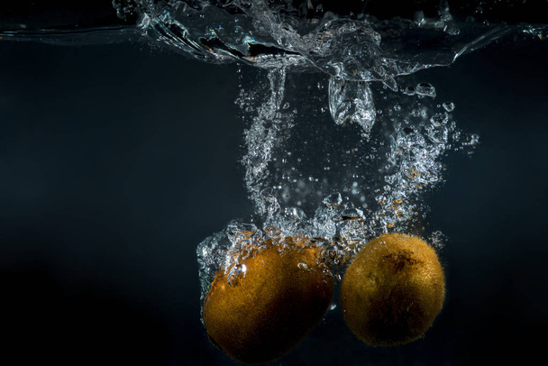 su sıçramasına kivi meyve - Fotoğraf, Görsel