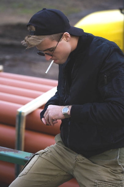  hooligan met cigaretes  - Foto, afbeelding
