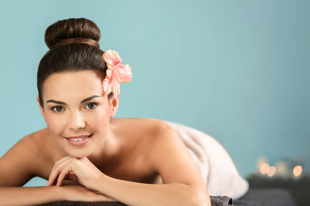 Beautiful young woman lying on massage table in spa salon - Zdjęcie, obraz
