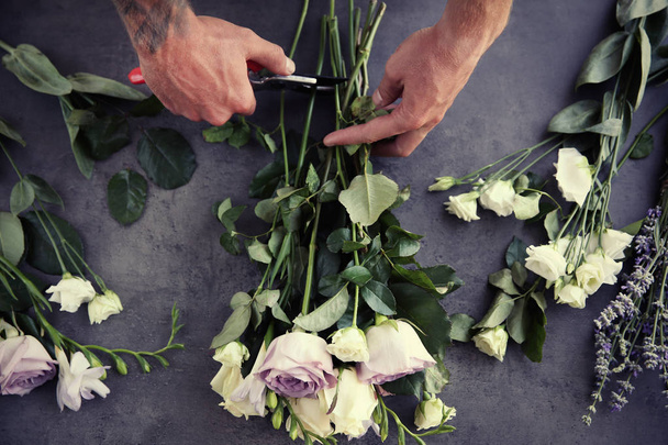 Male florist making bouquet at flower shop - Foto, immagini