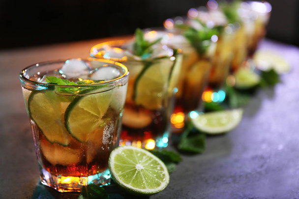 Glazen cocktail met ijs - Foto, afbeelding