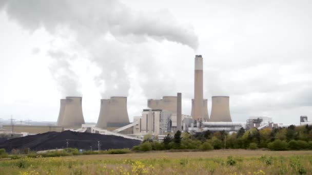 Drámai erőmű dohányzik felett szennyezett, szürke égbolt - Felvétel, videó