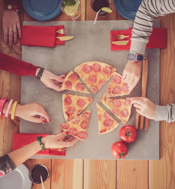 Group of people eating pizza. - Fotoğraf, Görsel