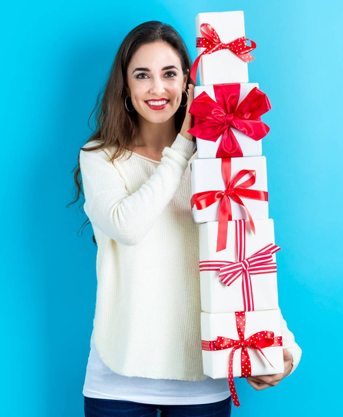 Jeune femme tenant des cadeaux de Noël
 - Photo, image