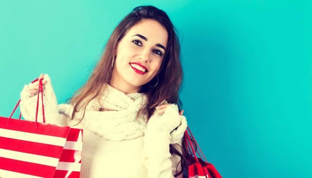 Onnellinen nuori nainen tilalla ostoskassit - Valokuva, kuva