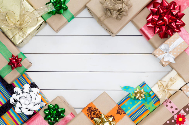 Cajas de regalos de Navidad Frontera en tablones blancos
 - Foto, Imagen