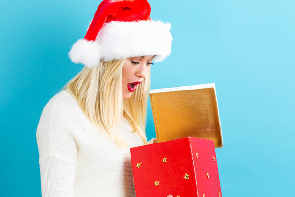 Happy young woman with Christmas present box - Foto, Imagem