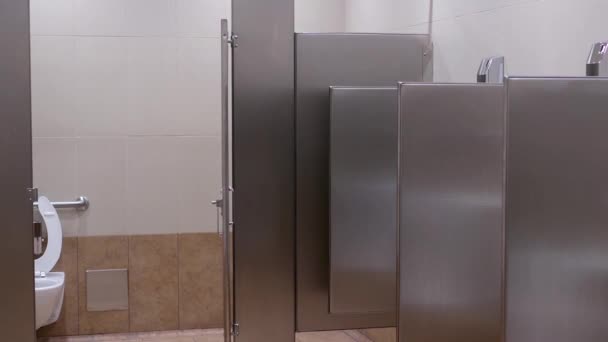 きれいな新しい公衆トイレ室の動き - 映像、動画