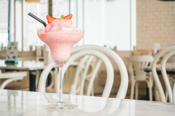 Strawberry smoothies glass - Fotoğraf, Görsel