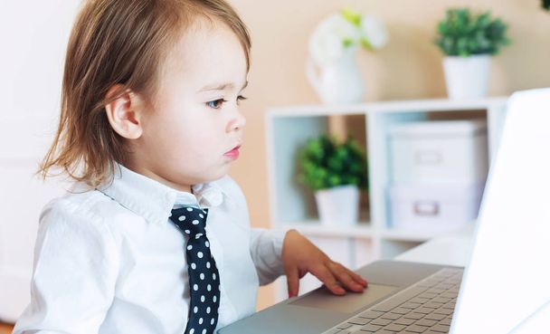 Serious toddler girl using laptop - Foto, Imagem