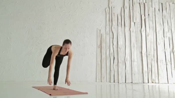 Woman practicing yoga - ardha baddha padma padangusthasana - balancing on toes - Footage, Video