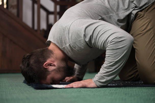 Muslim Praying In Mosque - Foto, Imagen