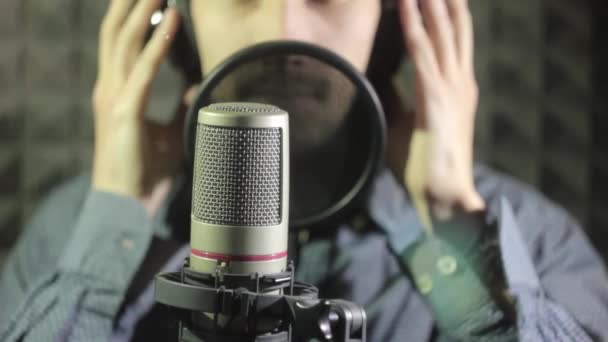 man singing in the Studio - 映像、動画