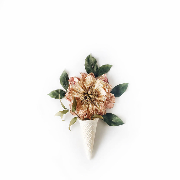 Вафельний конус з сушеною бежевою квіточкою півонії
  - Фото, зображення