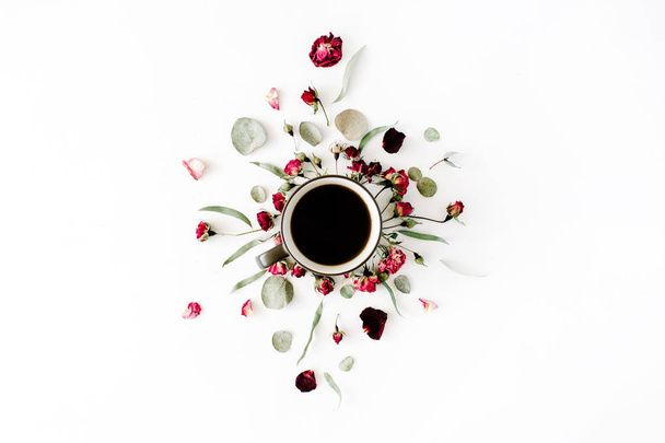 black coffee mug and red rose buds bouquet - Photo, image