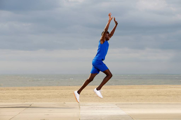 Человек бежит по пляжу
 - Фото, изображение