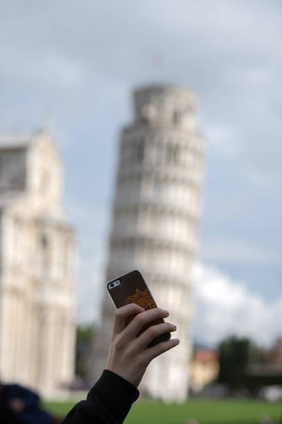 mobiltelefon, a pisai ferde torony közelről, részlet nézet - Fotó, kép