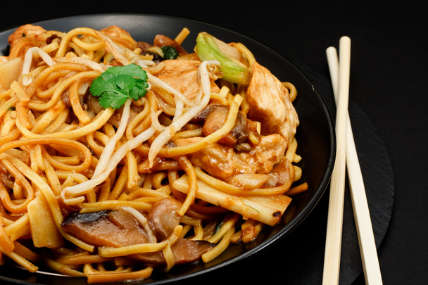 Kip chow mein - Foto, afbeelding