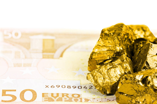 50 euro banknot whith üzerine'deki ham altın nuggets - Fotoğraf, Görsel