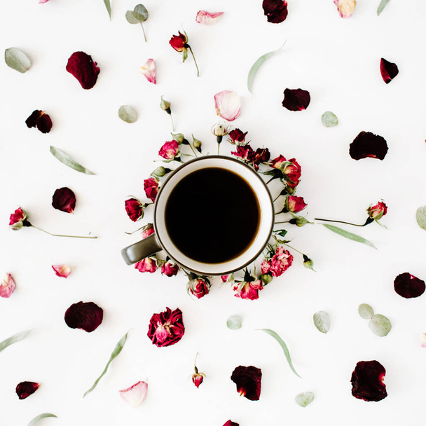 fekete kávé bögre és piros rózsa rügyek csokor - Fotó, kép