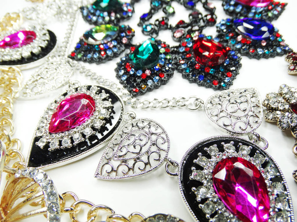collana di gioielli con cristalli luminosi sfondo moda
 - Foto, immagini