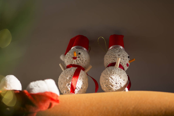 Decoración de Navidad hecha a mano de muñecos de nieve de fieltro. Juguetes de Navidad. Estilo vintage
 - Foto, Imagen